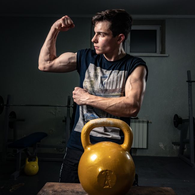 Kettlebell 8 kg z zaščitno prevleko